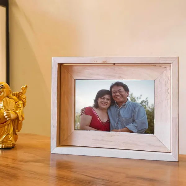Customizable_Wooden_Rotating_Photo_Frame