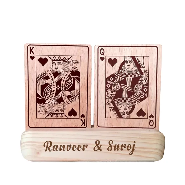 Brown_customizable_Couple_Name_Engraved_Poker_Themed_King_And_Queen_Wooden_Showpiece