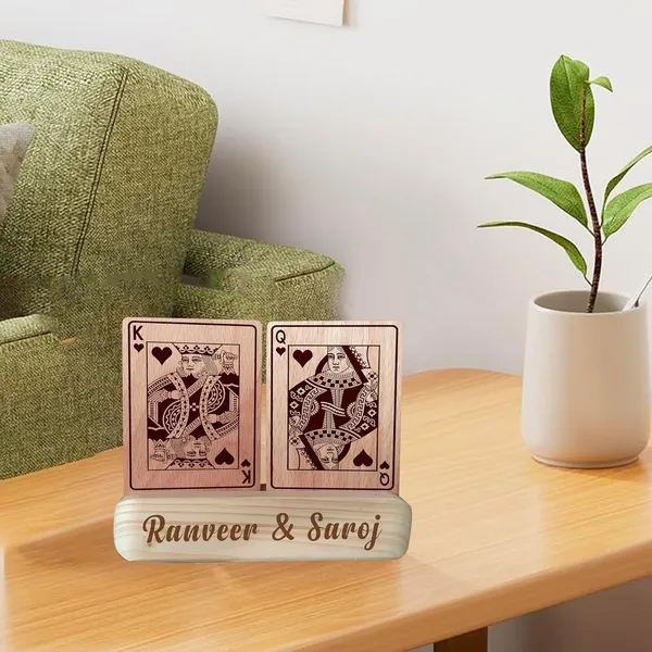 Brown_customizable_Couple_Name_Engraved_Poker_Themed_King_And_Queen_Wooden_Showpiece