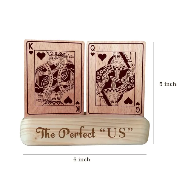 Brown_customizable_Couple_Name_Engraved_Poker_Themed_King_And_Queen_Wooden_Showpiece