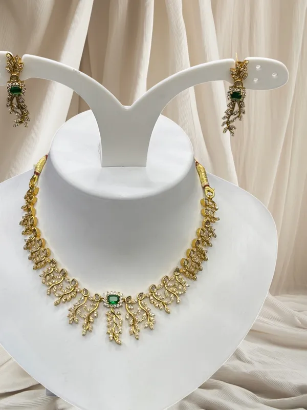 Matt_Gold_Emerald_Vine_Drop_Necklace_Set_For_Women