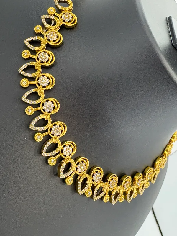 Classic_Gold-Plated_Intricate_Design_Necklace_Set_with_Heart-Shaped_Earrings