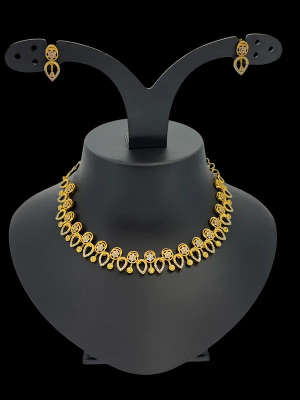 Classic_Gold-Plated_Intricate_Design_Necklace_Set_with_Heart-Shaped_Earrings