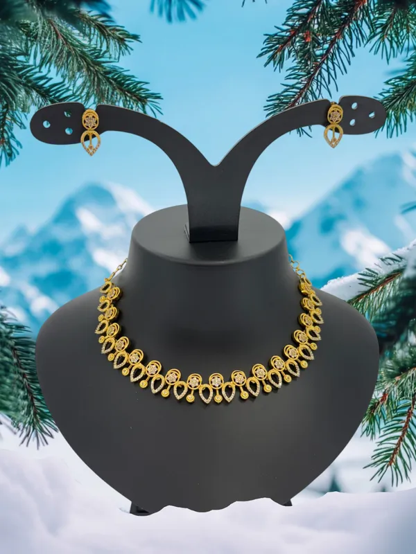 Classic_Gold-Plated_Intricate_Design_Necklace_Set_with_Heart-Shaped_Earrings