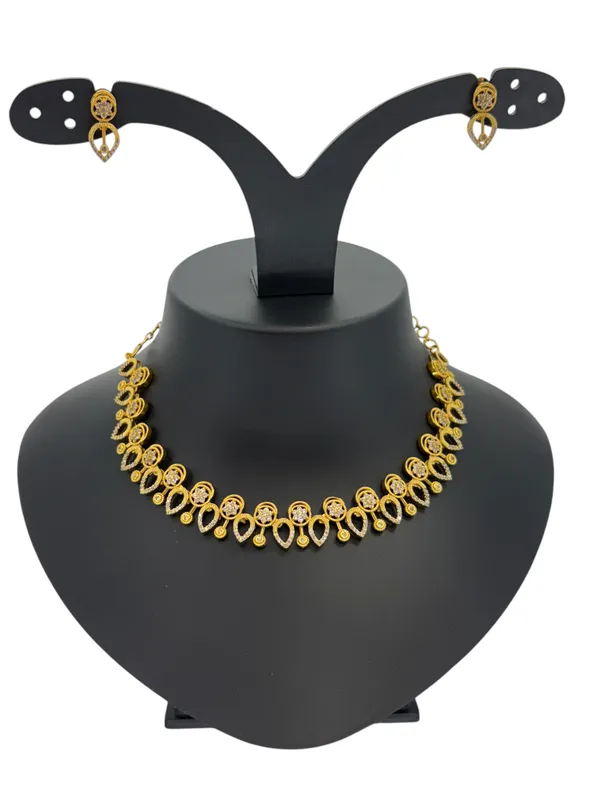 Classic_Gold-Plated_Intricate_Design_Necklace_Set_with_Heart-Shaped_Earrings