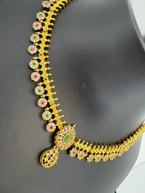Floral_AD_Necklace_Set_in_Matte_Gold_Finish_with_Green_&_White_Stone_Detailing