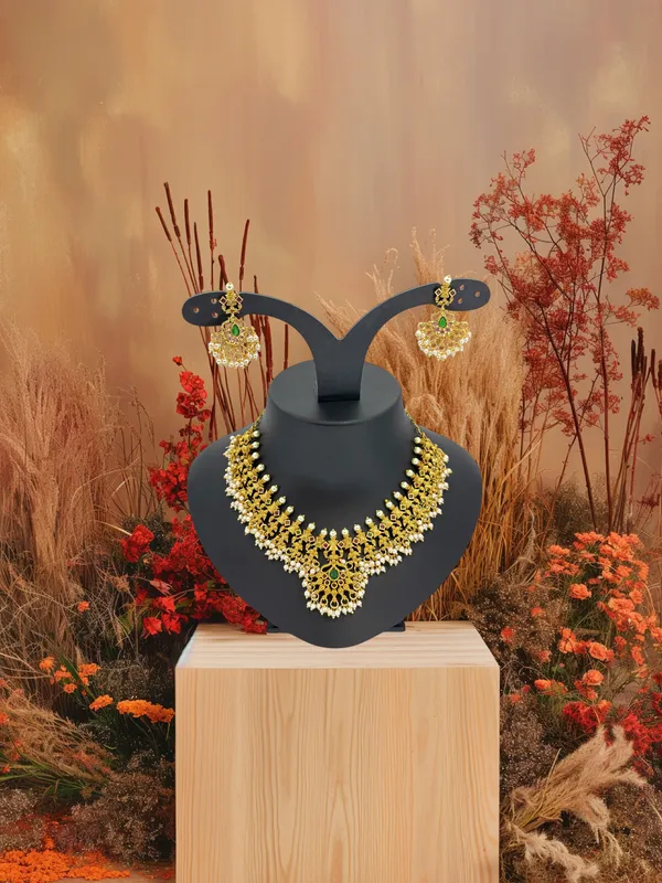 Regal_Lakshmi_Pearl_Choker_Set
