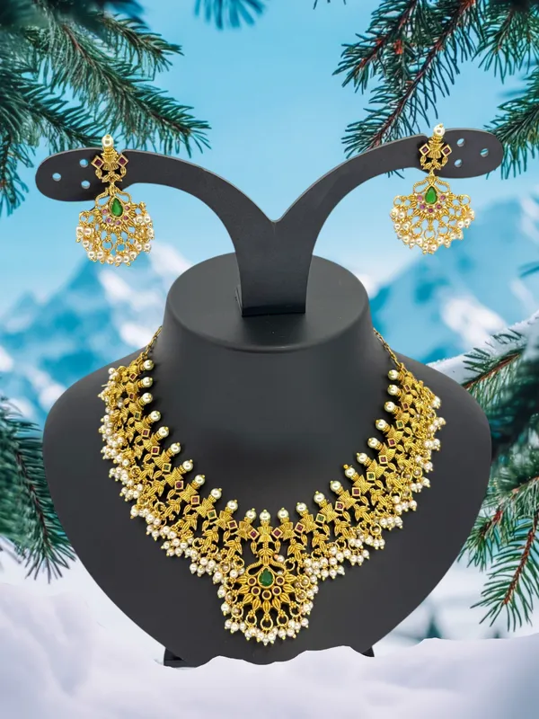 Regal_Lakshmi_Pearl_Choker_Set