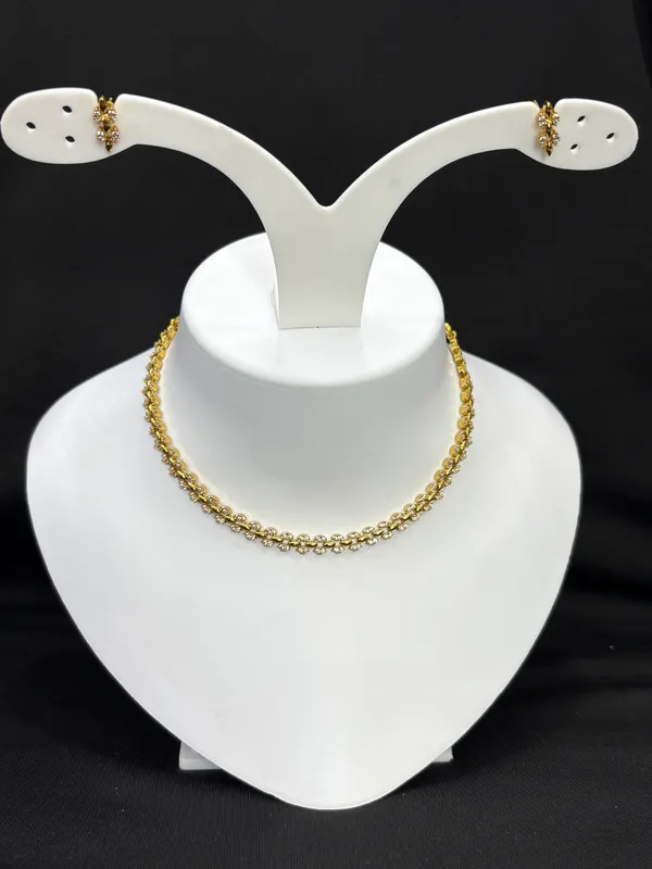 Matt_Gold_Elegant_Floral_Twist_Diamond_Necklace_For_Women