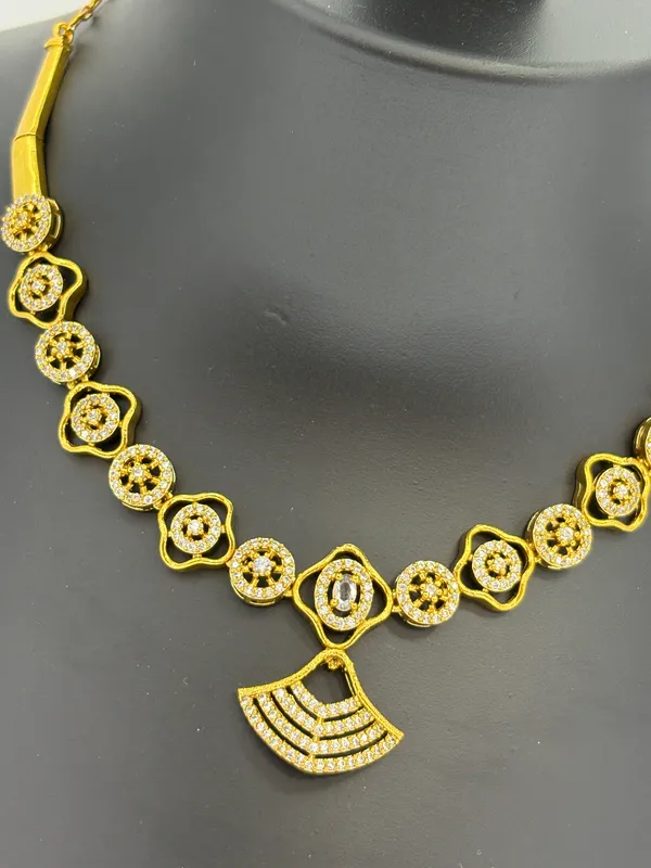 Elegant_Diamond_Bloom_Necklace_Set