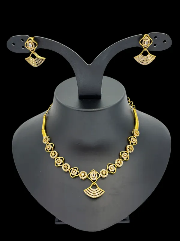 Elegant_Diamond_Bloom_Necklace_Set