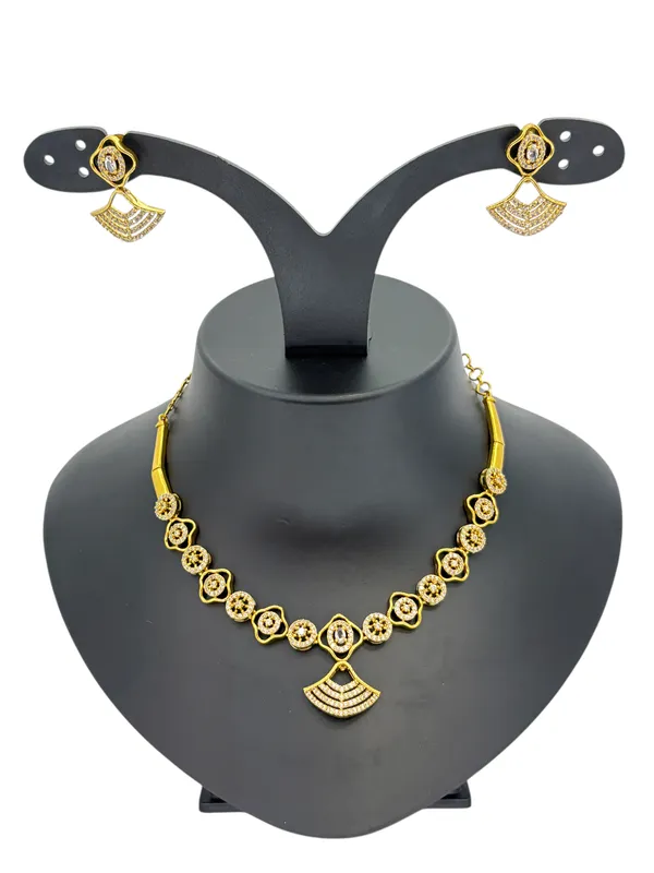 Elegant_Diamond_Bloom_Necklace_Set