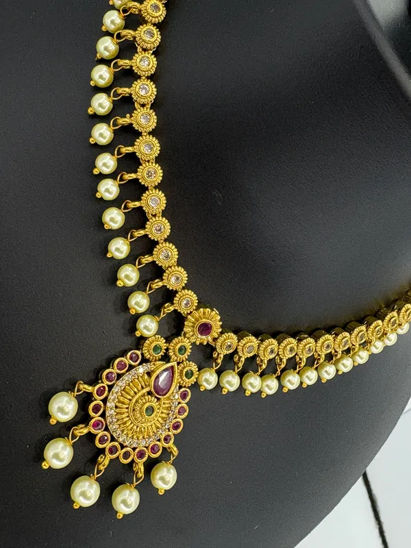 Elegant_Gold-Plated_Floral_Pendant_&_Pearl_Beaded_Necklace_Set