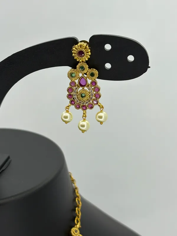 Elegant_Gold-Plated_Floral_Pendant_&_Pearl_Beaded_Necklace_Set