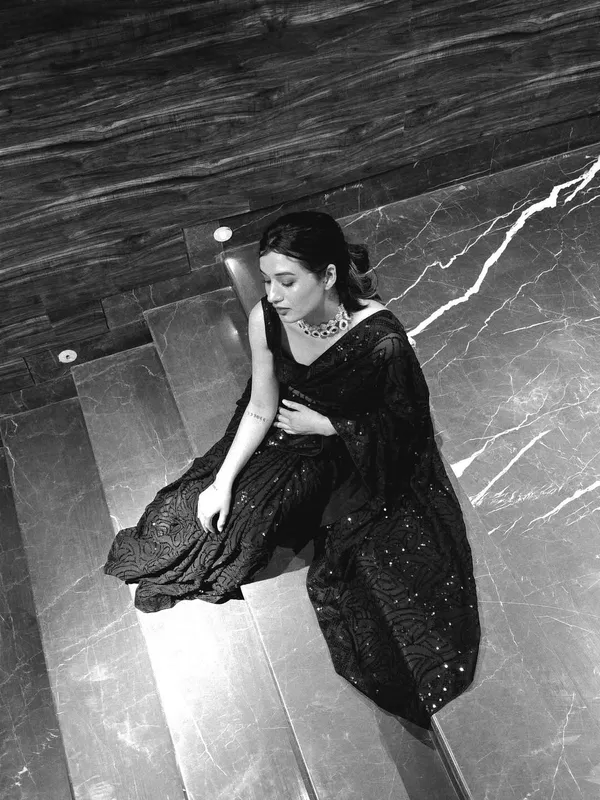 Beautiful_Embroidery_Sequins_Lace_Border_On_Saree_And_Heavy_Sequins_Work_Done_On_Saree