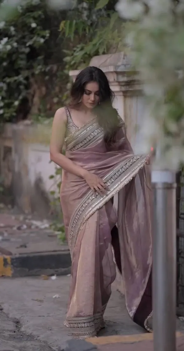 Jari_dori_embroidery_Work_with_fancy_fark_Lacr_border_in_saree