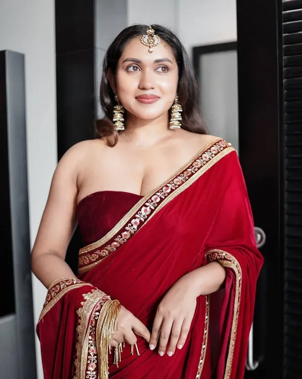 Red_Velvet_Saree_with_Embroidered_Border_and_Sequin_Jari_Work