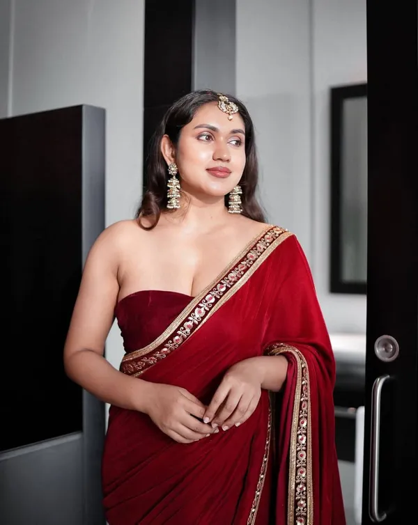 Red_Velvet_Saree_with_Embroidered_Border_and_Sequin_Jari_Work