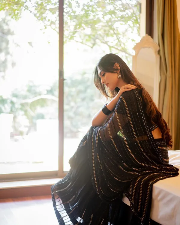 Beautiful_Black_Sequins_&_Multi_Embroidery_Work_Done_On_Saree
