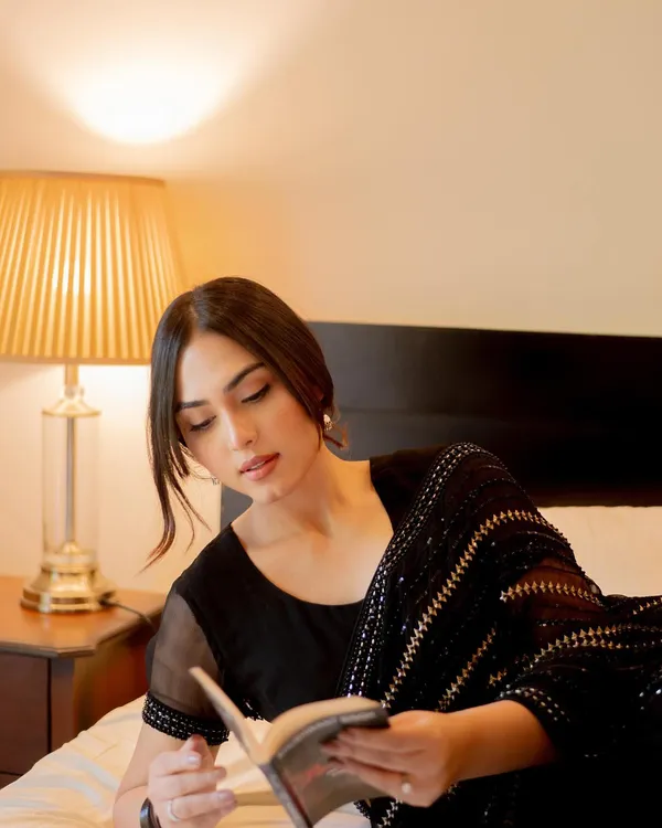 Beautiful_Black_Sequins_&_Multi_Embroidery_Work_Done_On_Saree