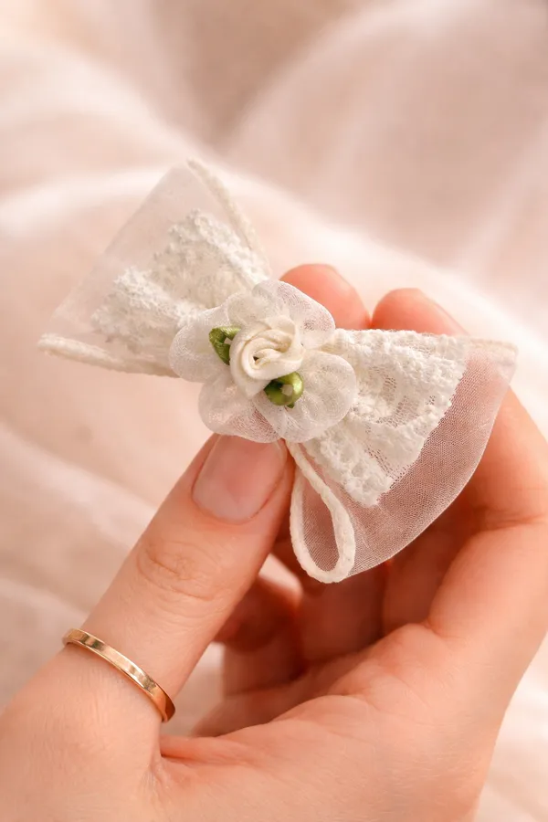 Ivory_Lace_Bow_For_Little_Fashionistas_Pack_Of_2_Bows