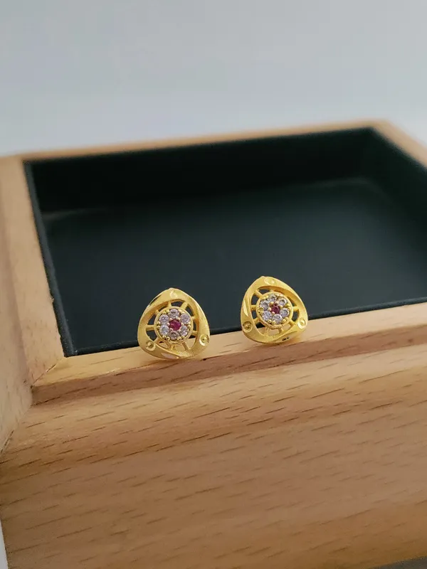 Gold_Brass_Micro_Plating_American_Diamond_Floral_Studs_For_Women