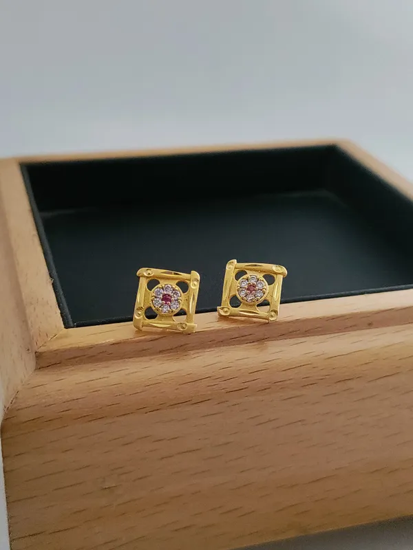 Gold_Brass_Micro_Plating_American_Diamond_Floral_Studs_For_Women