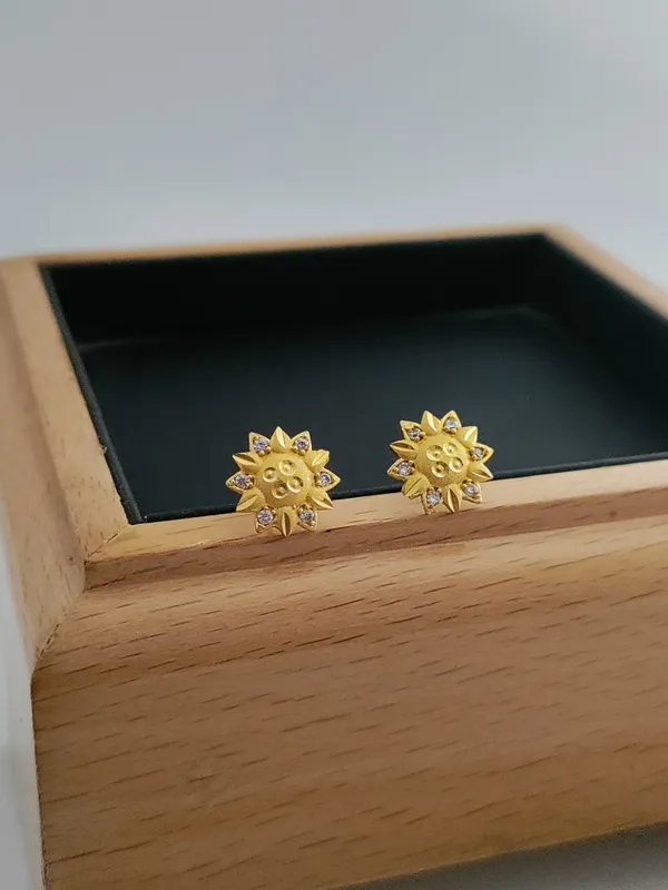 Gold_Brass_Micro_Plating_American_Diamond_Floral_Studs_For_Women