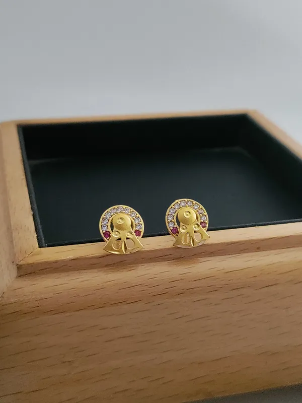 Gold_Brass_Micro_Plating_American_Diamond_Floral_Studs_For_Women
