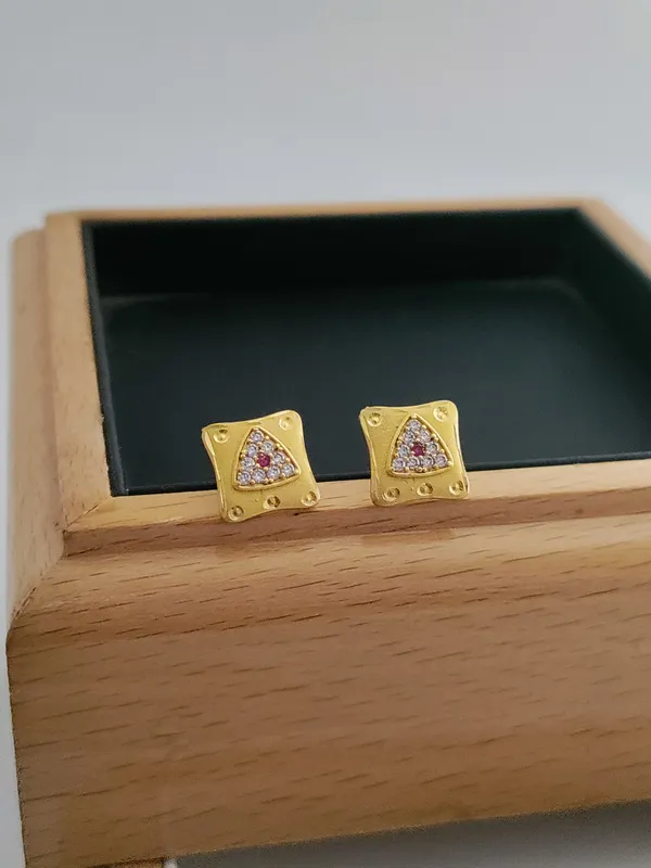 Gold_Brass_Micro_Plating_American_Diamond_Floral_Studs_For_Women