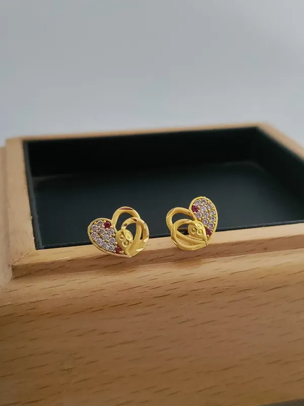 Gold_Brass_Micro_Plating_American_Diamond_Floral_Studs_For_Women
