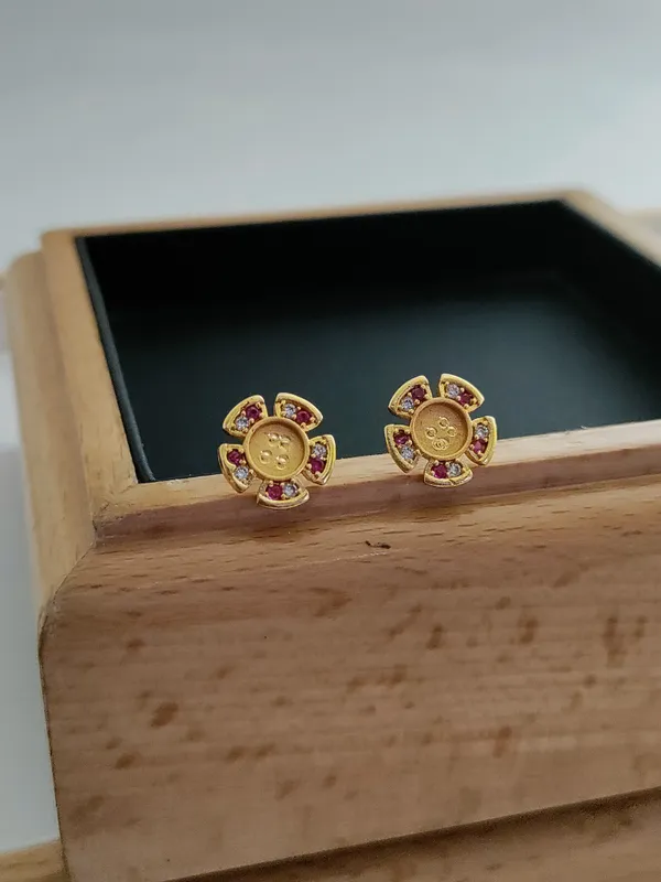 Gold_Brass_Micro_Plating_American_Diamond_Floral_Studs_For_Women
