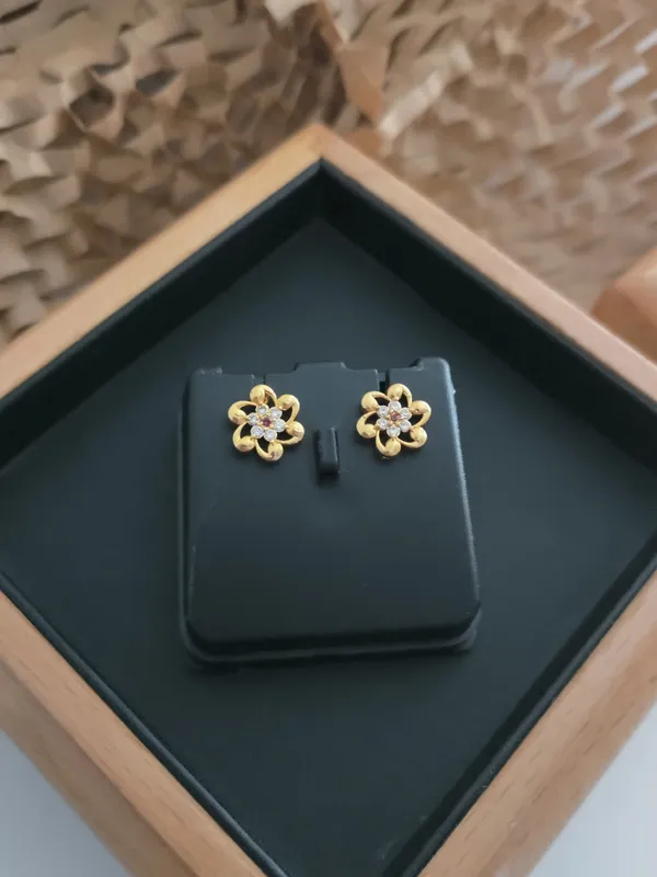 Gold_Brass_Micro_Plating_American_Diamond_Floral_Studs_For_Women