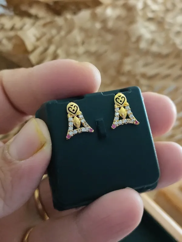 Gold_Brass_Micro_Plating_American_Diamond_Floral_Studs_For_Women