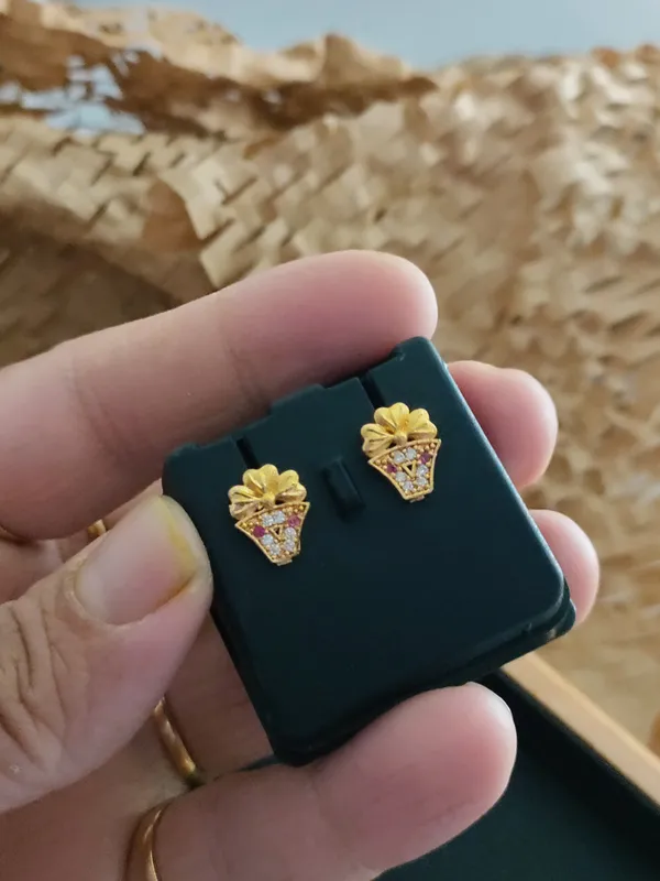 Gold_Brass_Micro_Plating_American_Diamond_Floral_Studs_For_Women