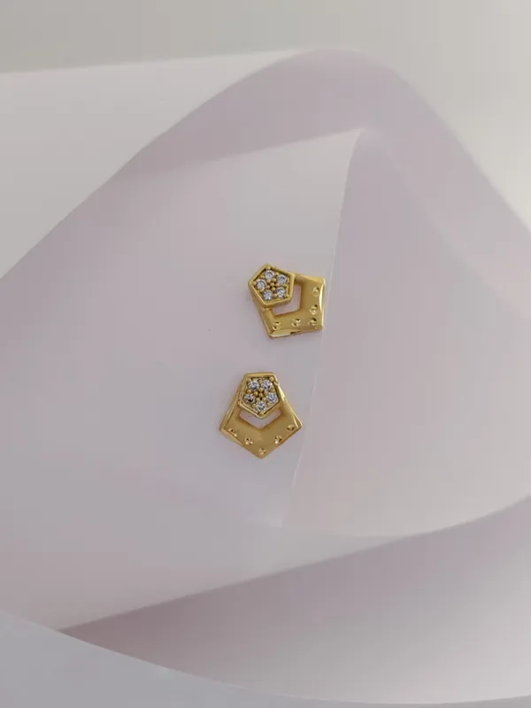 Gold_Brass_Micro_Plating_American_Diamond_Floral_Studs_For_Women