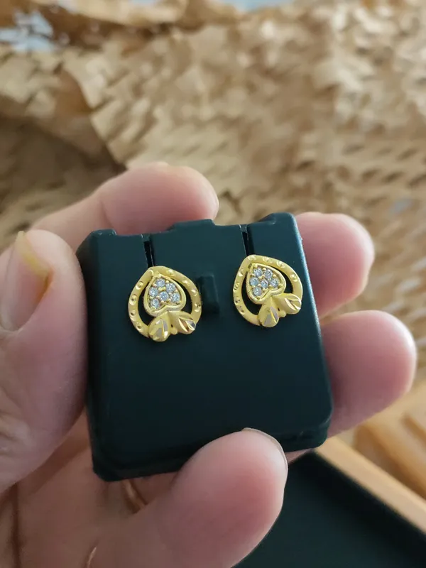 Gold_Brass_Micro_Plating_American_Diamond_Floral_Studs_For_Women