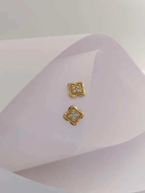 Gold_Brass_Micro_Plating_American_Diamond_Floral_Studs_For_Women