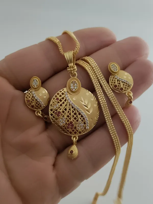 Forming_Gold_Light_Weight_Pendant_Earrings_Set_For_Women
