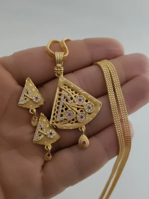 Forming_Gold_Light_Weight_Pendant_Earrings_Set_For_Women
