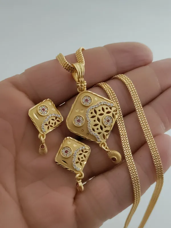 Forming_Gold_Light_Weight_Pendant_Earrings_Set_For_Women