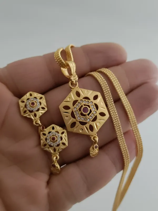 Forming_Gold_Light_Weight_Pendant_Earrings_Set_For_Women