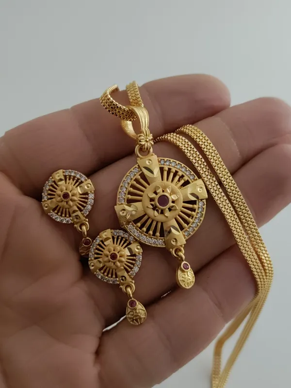 Forming_Gold_Light_Weight_Pendant_Earrings_Set_For_Women