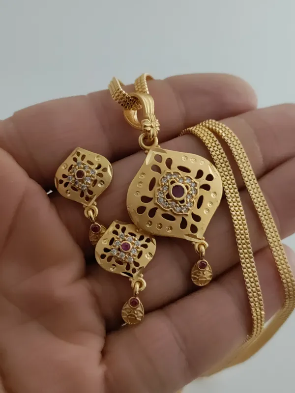 Forming_Gold_Light_Weight_Pendant_Earrings_Set_For_Women