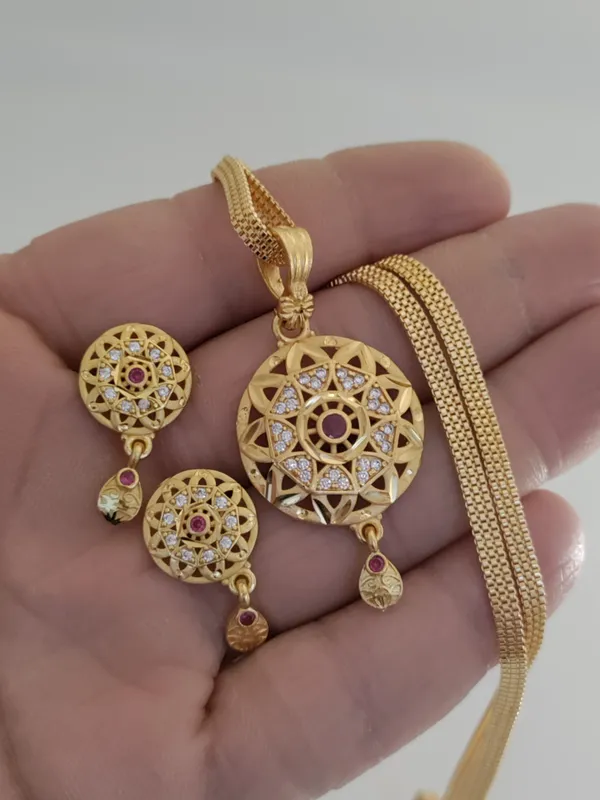 Forming_Gold_Light_Weight_Pendant_Earrings_Set_For_Women