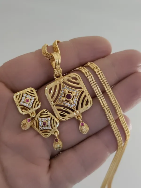 Forming_Gold_Light_Weight_Pendant_Earrings_Set_For_Women