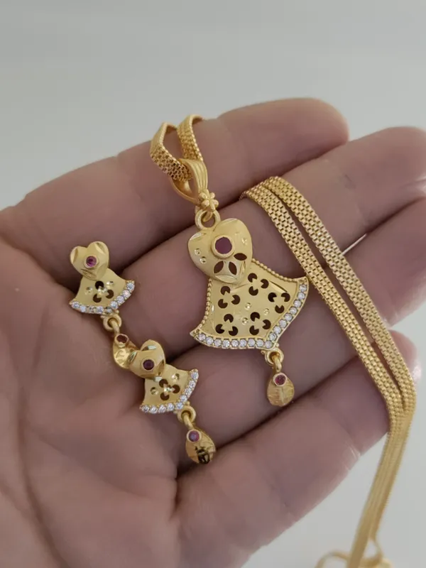 Forming_Gold_Light_Weight_Pendant_Earrings_Set_For_Women