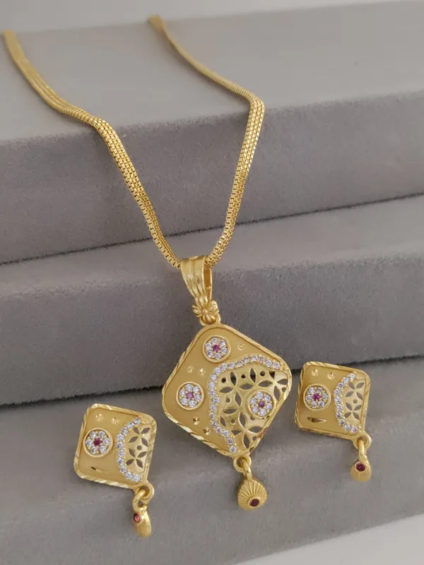 Gold_Brass_Micro_Plating_American_Diamond_Pendant_With_Chain_For_Women
