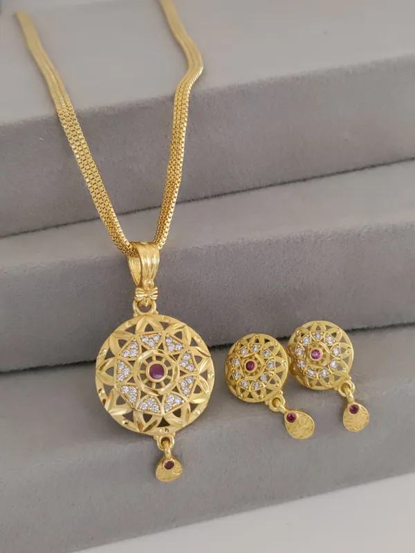 Gold_Brass_Micro_Plating_American_Diamond_Pendant_With_Chain_For_Women