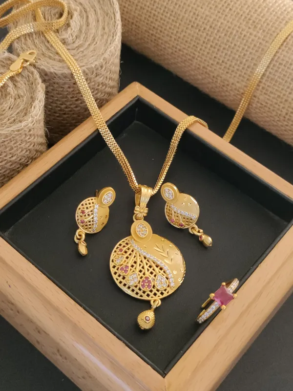 High_Gold_Forming_Pendent_Set_For_Women